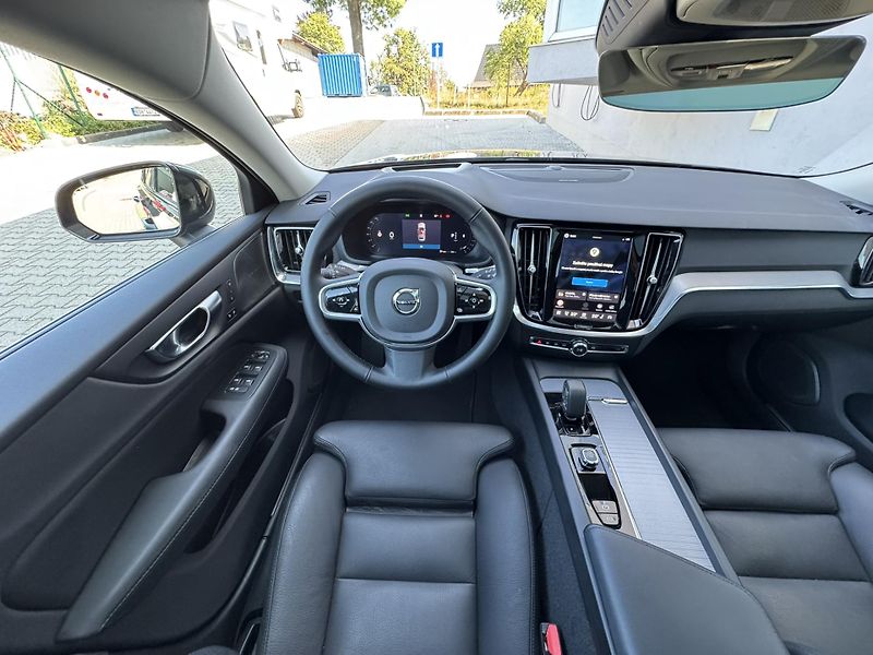 Volvo V60 B4 FWD PLUS DARK // 1. Maj. - fotka 17 z 46