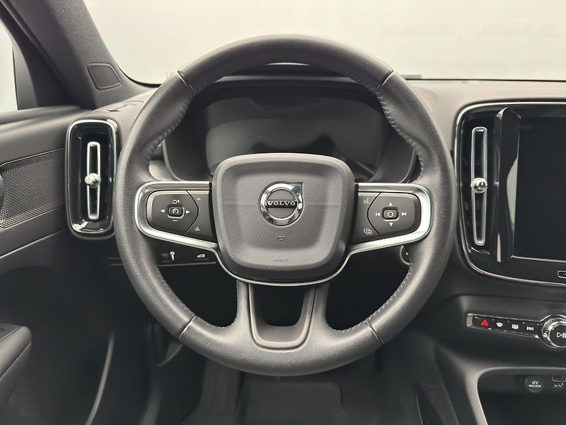 Volvo XC40 D3 MOMENTUM AUT  - fotka 4 z 46