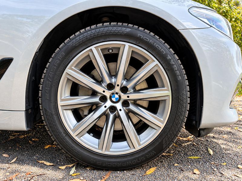 BMW Řada 5 2,0 530i xDrive Luxury Line - fotka 32 z 40