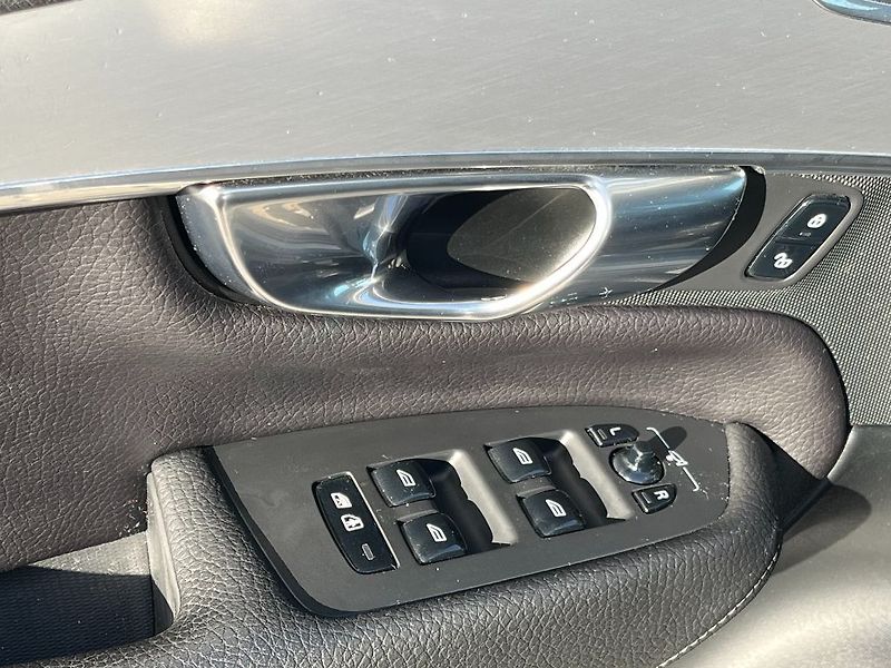 Volvo XC90 Momentum D5 AWD 173kW - fotka 31 z 32