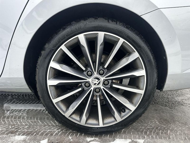 Škoda Superb (2023) Combi 2.0 TDI 4x4 DSG L&K - fotka 35 z 36