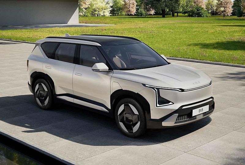 Nejbližší novinkou je vylepšená Toyota Corolla Cross.