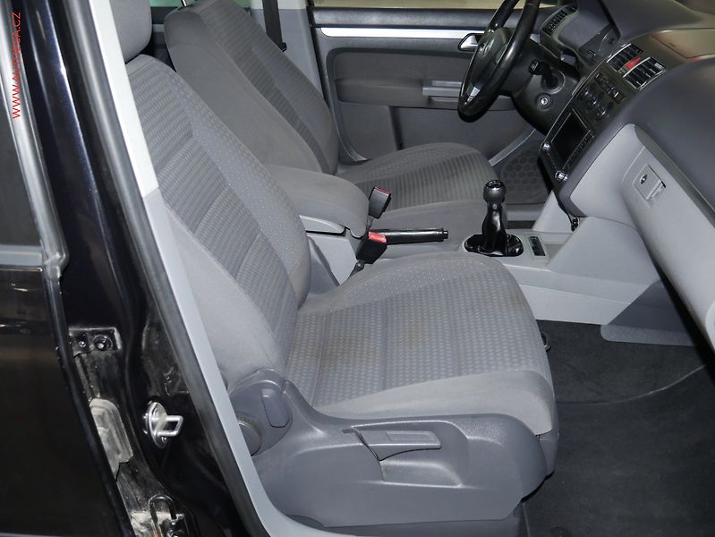 Volkswagen Touran (2007) 2.0 TDi, Bixen, výhřev sed - fotka 12 z 18