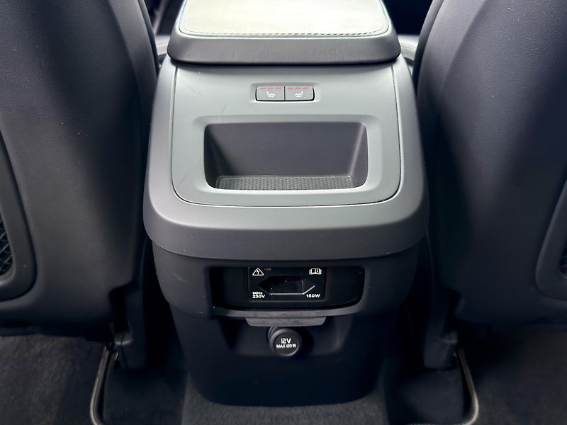 Volvo XC90 D5 AWD R-DESIGN PRO // VZDUCH  - fotka 14 z 60