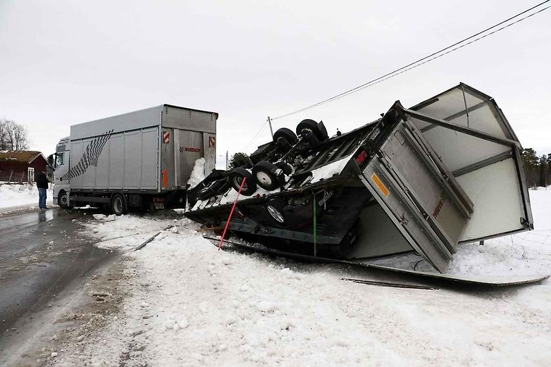 Převrácený přívěs vezoucí nové Porsche.