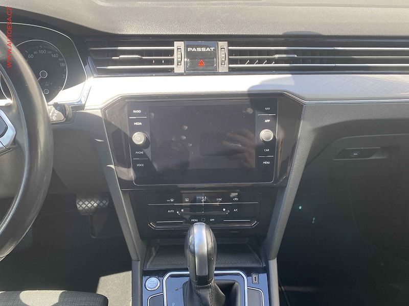 Volkswagen Passat (2020) 2.0 TDi, Highline, DSG, LED - fotka 12 z 19