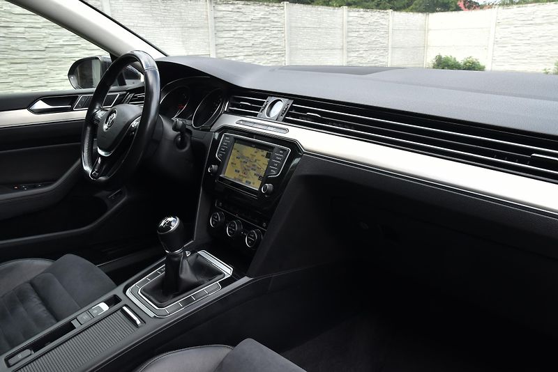 Volkswagen Passat 2.0 TDi CR HIGHLINE, NAVI, LED - fotka 42 z 50