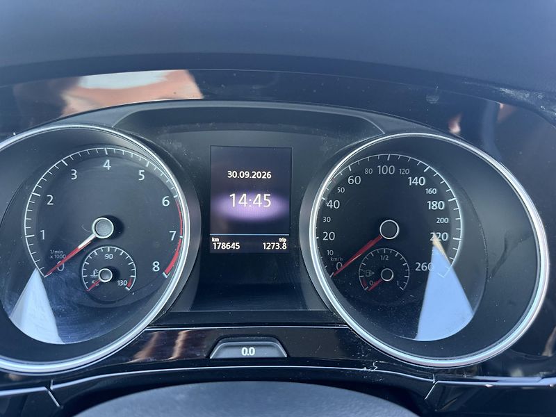 Volkswagen Touran (2017) 1.4 TSI 7 míst, ser.knížka - fotka 23 z 38