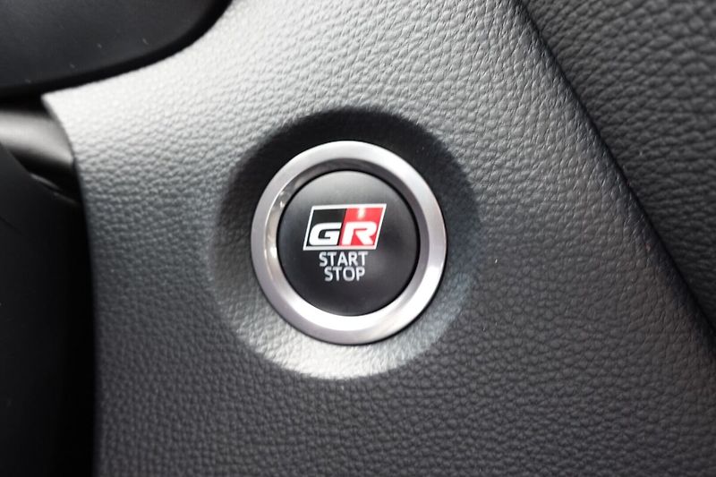 Toyota Corolla 1,8 HEV GR Sport Dynamic - fotka 27 z 31