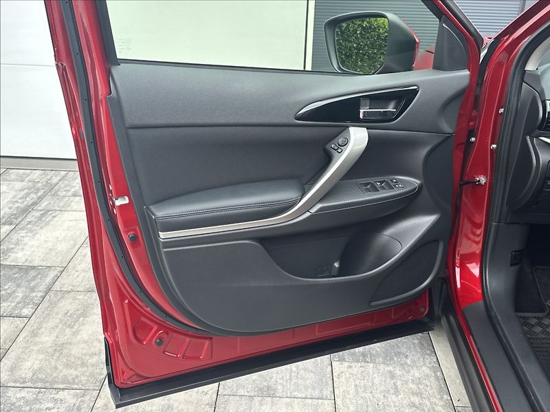 Mitsubishi Eclipse Cross 2,4 PHEV 188PS  A/T 4x4 - fotka 13 z 52
