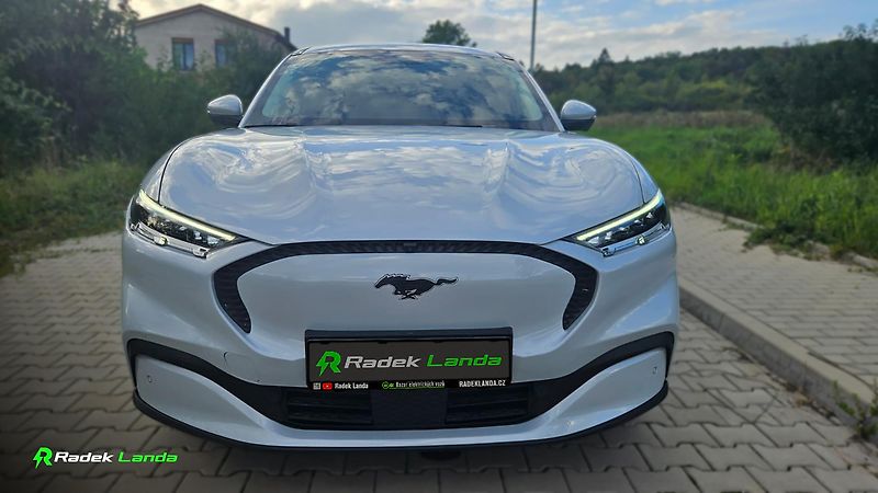 Ford Mustang Mach-E (2021) xtended Range 99 kWh - fotka 7 z 11