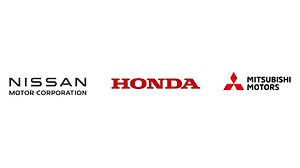 Loga automobilek Nissan, Honda a Mitsubishi, symbolizující propojení aliance