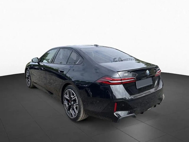 BMW i5 xDrive40 M-Sport Pro B&W Venti - fotka 4 z 10