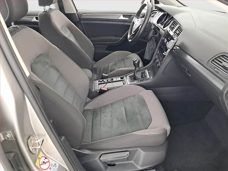 Volkswagen Golf (2018) Highline 1.5 TSI, Serv.kniha - fotka 9 z 19