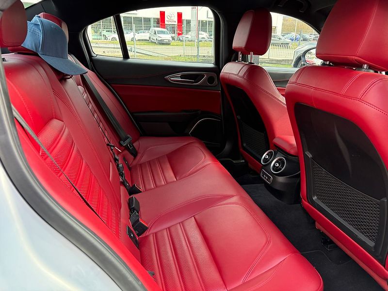 Alfa Romeo Giulia 2.0T 280k AWD Veloce AT8 - fotka 9 z 11