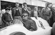Tovární jezdec Tatry Bruno Sojka jako první předvedl monopost Tatra 607.