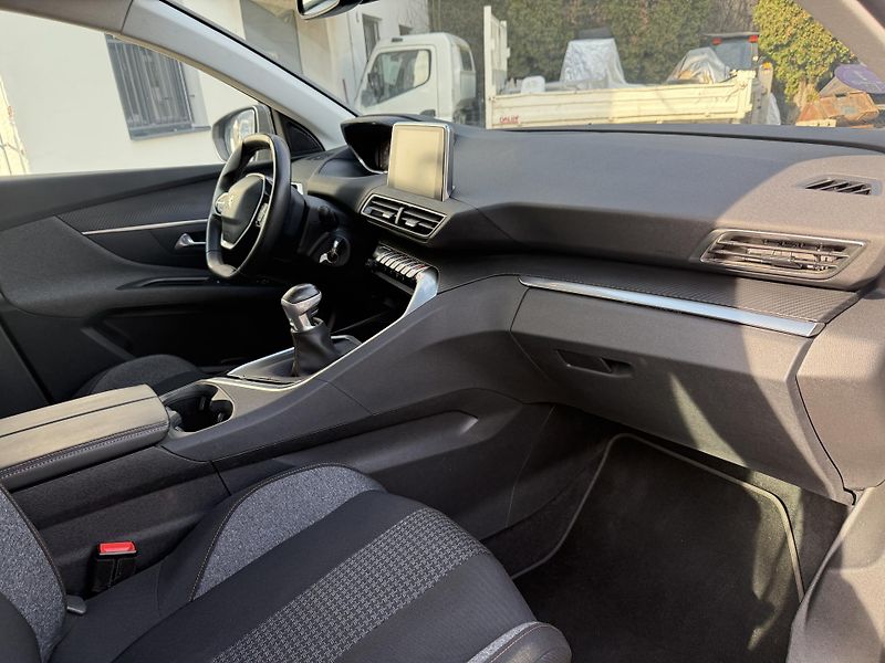 Peugeot 3008 1.2 THP 96 kW - fotka 17 z 19