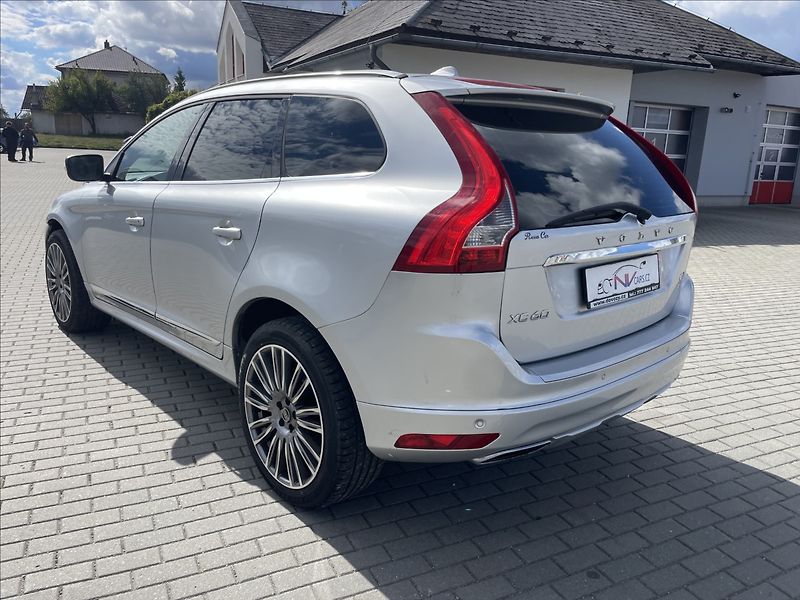 Volvo XC60 2,4 D4 Summum AWD Geartr GPS P - fotka 3 z 32