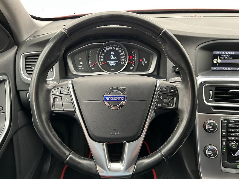 Volvo V60 1.6 T4 Summum - fotka 16 z 26