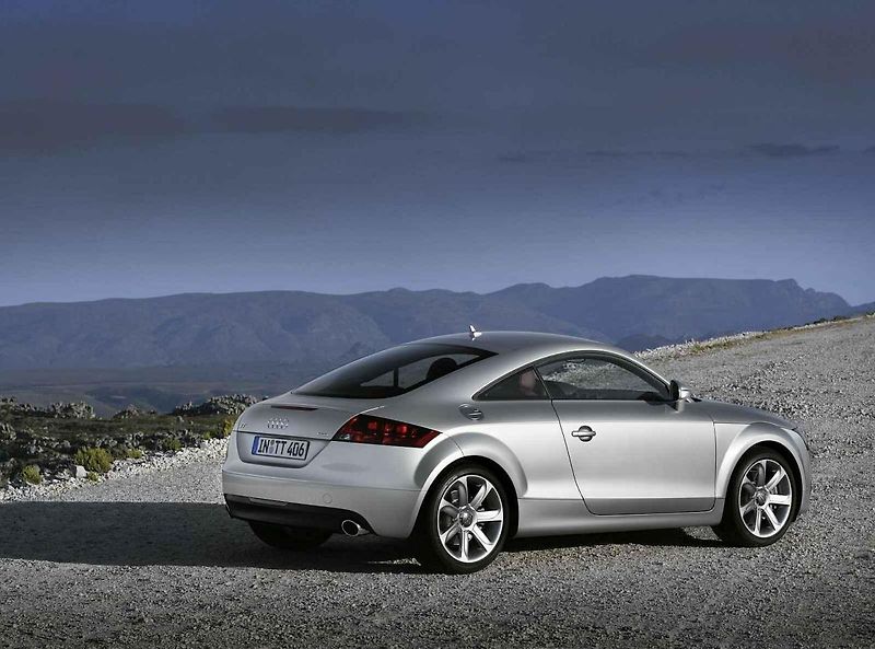 Původní koncept Audi TT spolu s limitovanou edicí TT RS Coupé Iconic Edition