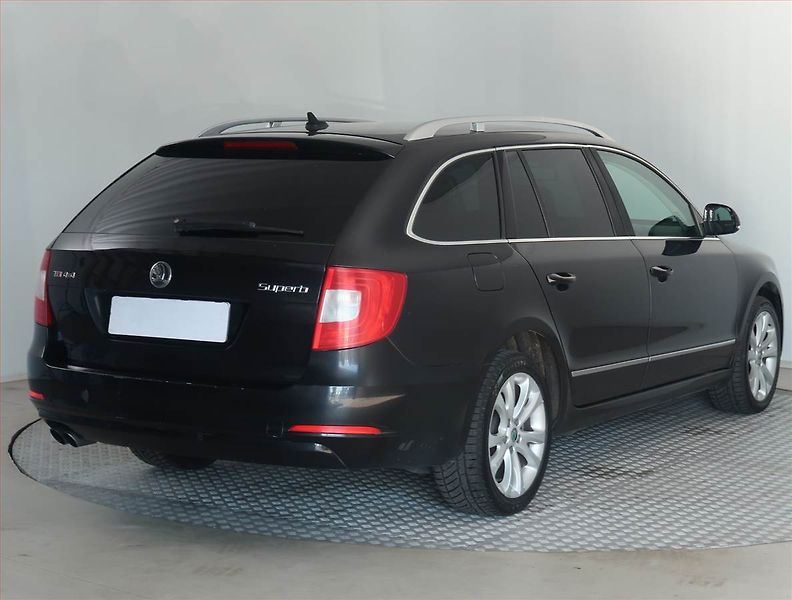 Škoda Superb (2012) Elegance 2.0 TDI, 4X4 - fotka 5 z 21