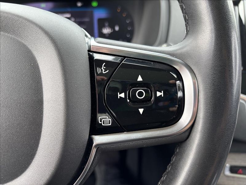 Volvo XC90 2,0 B5 AWD Plus Dark - fotka 31 z 46