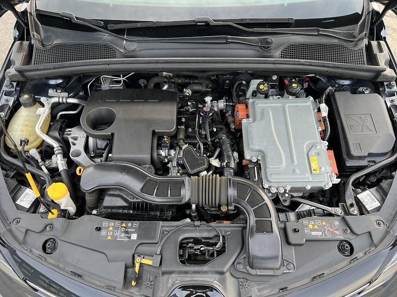 Renault Clio 1.6i E-TECH HYBRID AUTOMAT - fotka 30 z 33