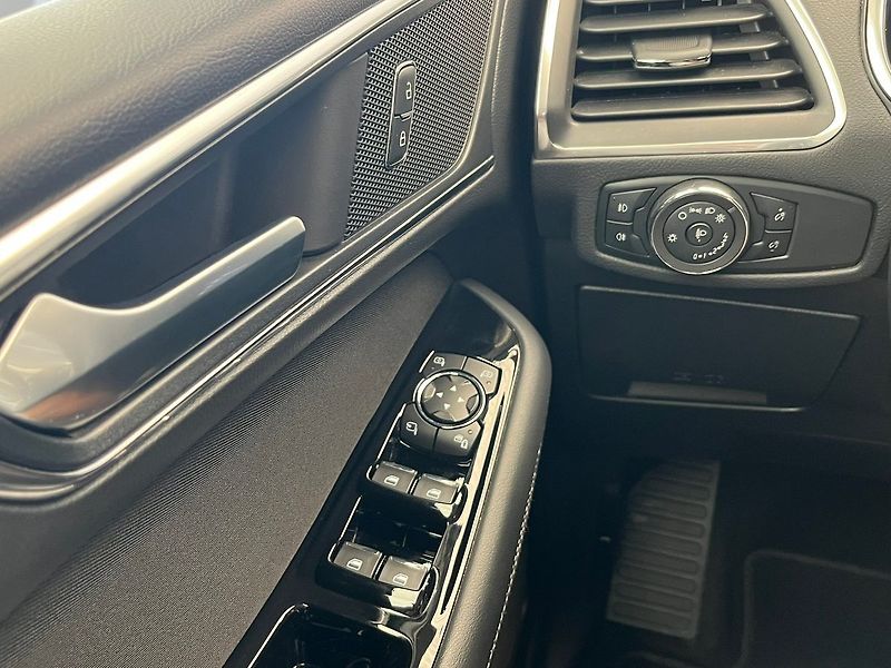 Ford S-MAX 2.5 Duratec FHEV TITANIUM - fotka 19 z 60