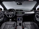 Interiér je v souladu se současným trendem Audi
