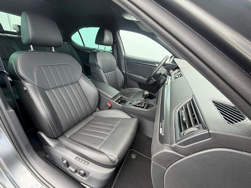 Škoda Superb (2023) 2.0 TDI 147kW DSG 4x4 SportLin - fotka 30 z 35