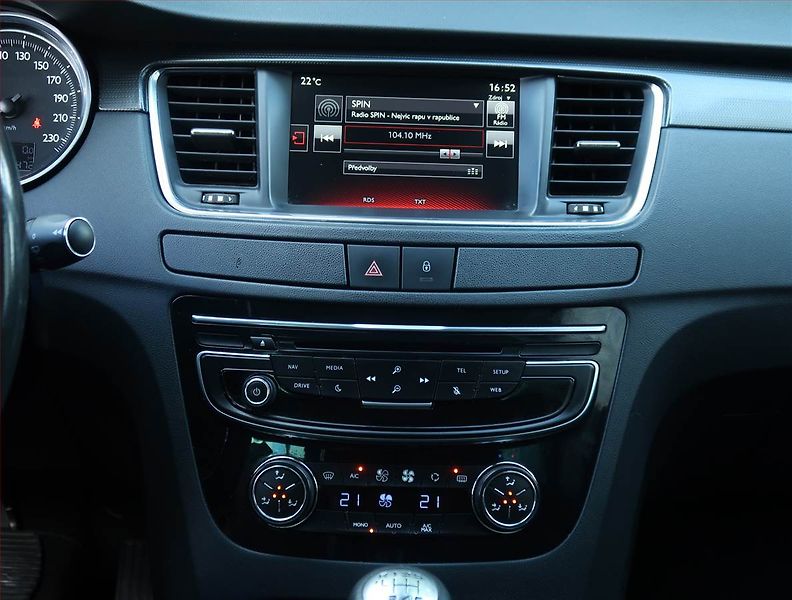 Peugeot 508 (2014) Allure 2.0 HDi, Navi, Tempomat - fotka 12 z 23