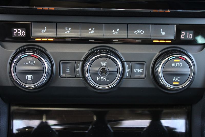 Škoda Superb 2,0 TDI  1.MAJ,A/T,4x4,STYLE - fotka 22 z 47