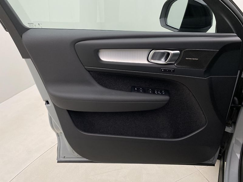 Volvo XC40 (2026) B3 AUT DARK PLUS - fotka 7 z 60