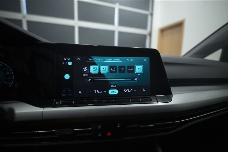 Volkswagen Golf 1,5 TSI KEYLESS KAMERA VÝHŘEV - fotka 35 z 42