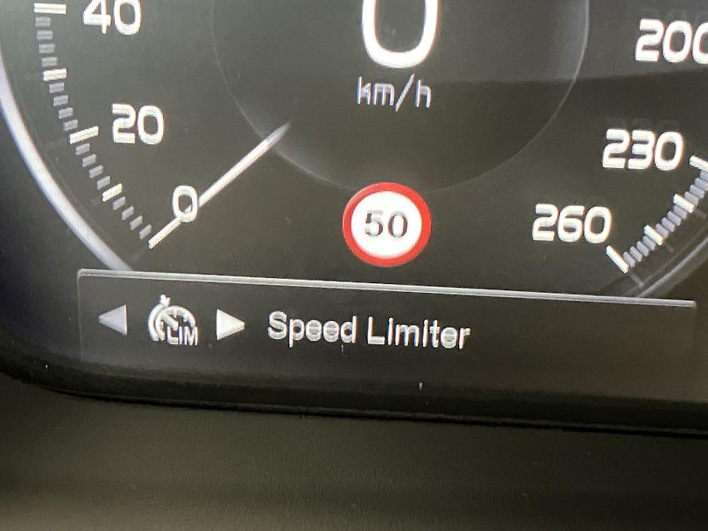 Volvo XC40 T3 FWD Kinetic AT8 - fotka 24 z 36