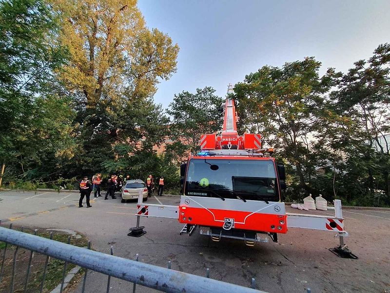 Hasiči vytahovali z Vltavy dodávku.