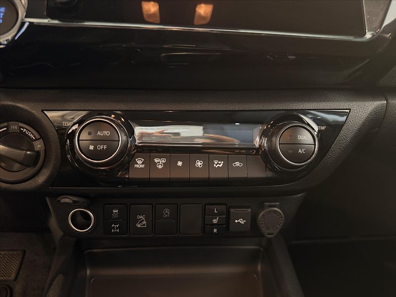 Toyota Hilux (2025) 2,8 Executive  Double Cab Dies - fotka 10 z 13