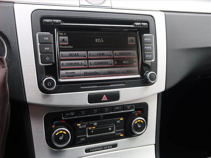 Volkswagen Passat (2011) 2.0 TDI, Xenony, Tempomat - fotka 12 z 19