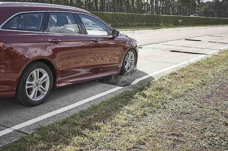 Ford testuje jízdu přes výmoly na testovací trase u belgického Lommelu.