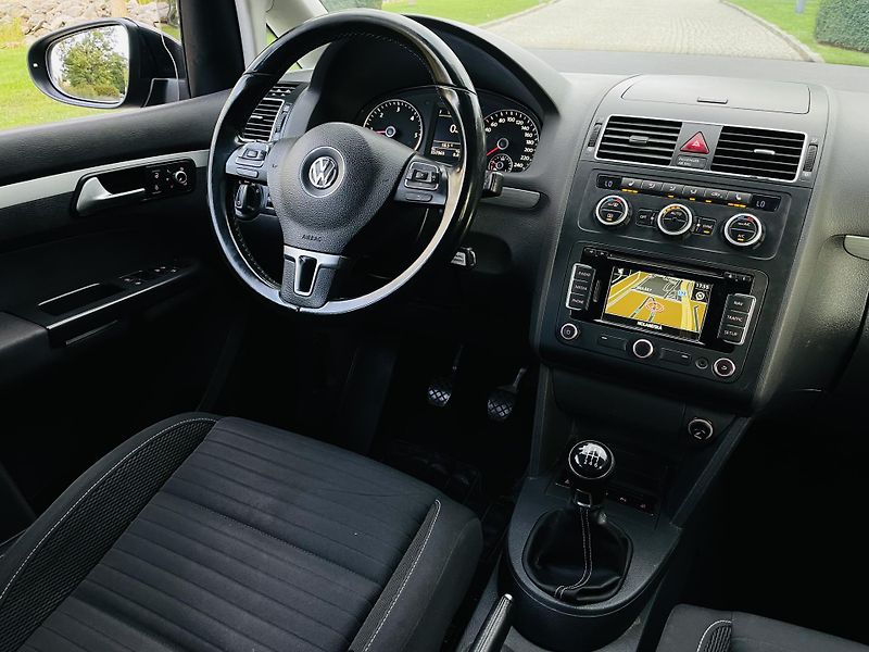 Volkswagen Touran 2.0TD MANUÁL 7MÍST SERVISKA - fotka 24 z 43