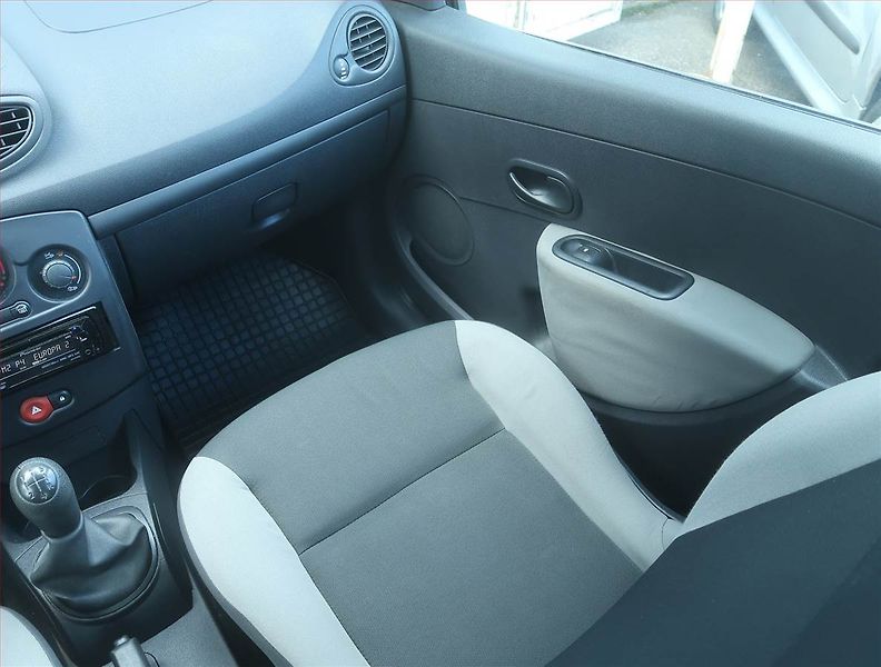 Renault Clio (2009) 1.2 16V, po STK, oblíbený vůz - fotka 8 z 14