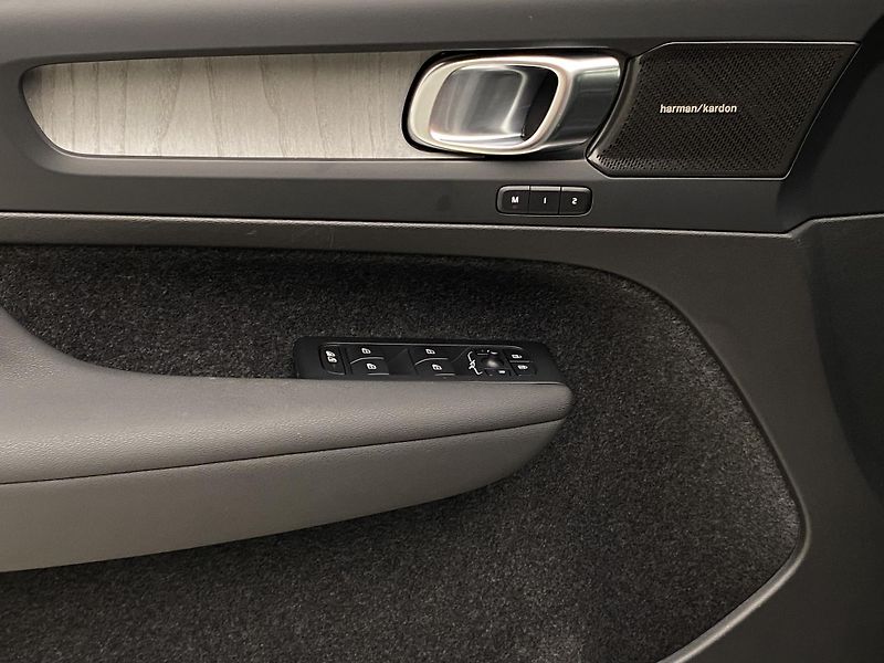 Volvo XC40 B4 DARK ULTIMATE AUT CZ - fotka 29 z 56