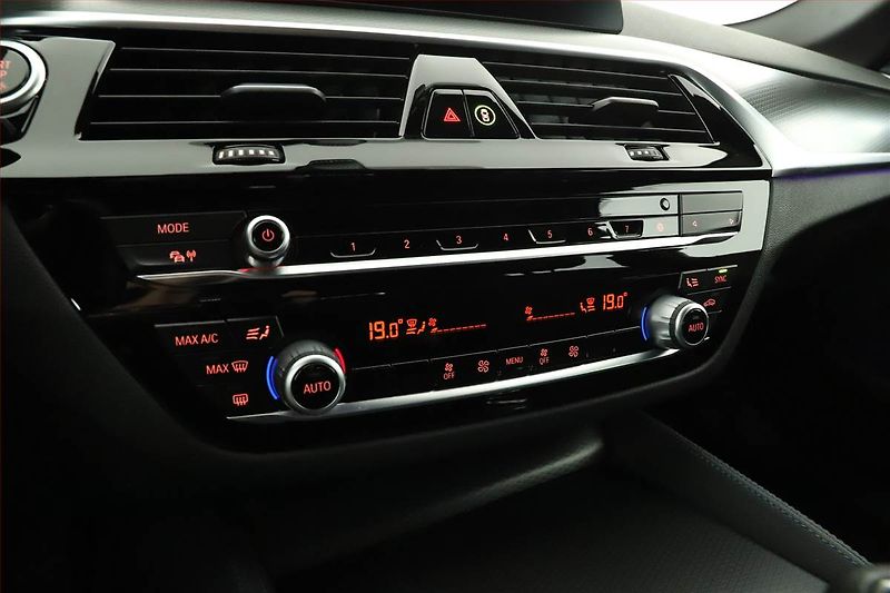 BMW Řada 5 (2021) 540i xDrive - fotka 17 z 20