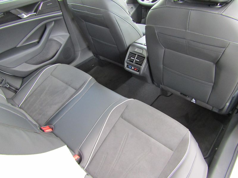 Volkswagen Passat 1,5 eTSI 11KW DSG NEZ.TOPENÍ - fotka 26 z 30