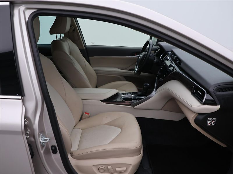 Toyota Camry 2.5 Hybrid 131kW Executive CZ - fotka 11 z 23
