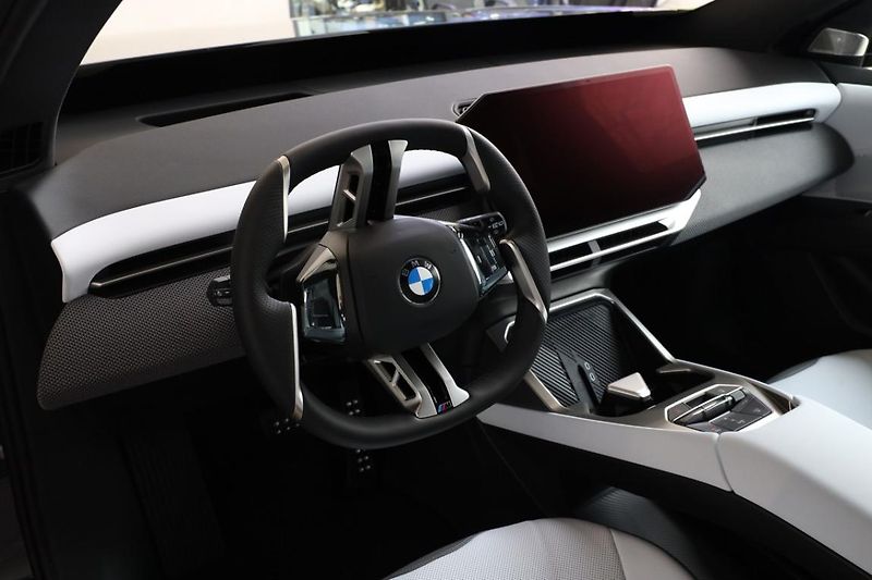 BMW iX3 50 xDrive - fotka 2 z 18