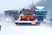 Vůz Tatra zimní údržby silnic v akci na dálnici v roce 2007.