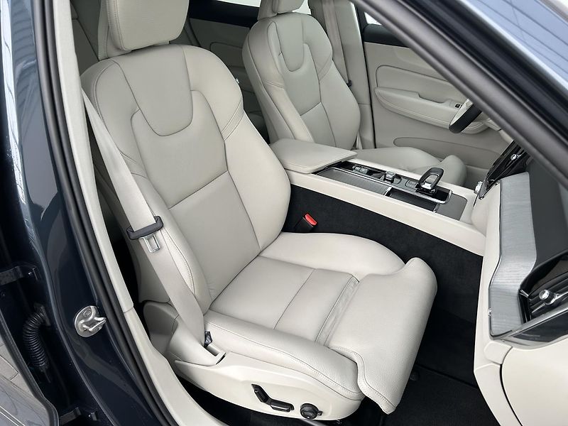 Volvo XC60 2.0 B4 4x4 PLUS  Black - fotka 13 z 28