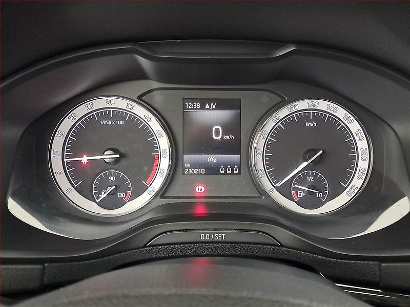 Škoda Karoq (2019) 1.6 TDI, Navi, Tempomat - fotka 11 z 19