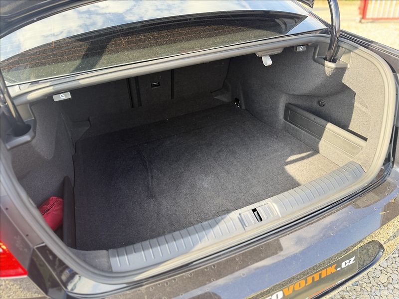 Volkswagen Passat 2,0 110kW R-LINE 93tKm ČR DPH - fotka 35 z 41